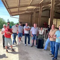 Les responsables professionnels et syndicaux de la filière porcine creusoise et néo-aquitaine devant un bâtiment agricole..