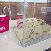 urne et code électoral dans un bureau de vote