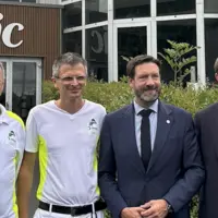 À gauche, Emmanuel Gérardin, Directeur de la Société des Eaux de Volvic. À droite, Fabrice Pannekoucke, Président du Conseil régional d'Auvergne-Rhône