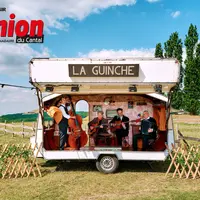 Des musiciens dans une caravane