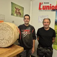 dux hommes et un fromage cantal à gauche