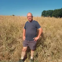 Gilles Cabart sur son exploitation  à Chambérat