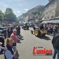 des personnes regardent passer des tracteurs.