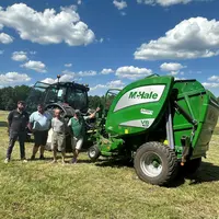 La presse à balle ronde McHale a été prêtée au GAEC Simonet par la SARL Bonnet et Sterenn Equipement.