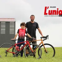 un garçon et un homme avec leurs vélo dans une champ