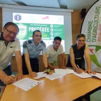 La Chambre d'agriculture du Puy-de-Dôme, la FNSEA 63, J63 et le Groupement de gendarmerie du Puy-de-Dôme ont signé le déploiement de VigiAgri, un syst