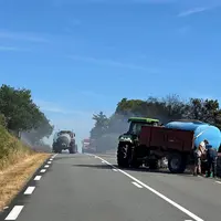 Sur de nombreux incendies, les agriculteurs ont prêté main forte aux secours avec les tonnes à lisier remplies d’eau ainsi que les outils de déchaumag