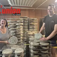 une femme et un homme tiennent des fromages
