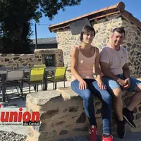 une femme et un homme assis sur un mur