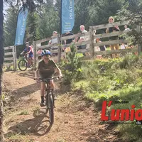 un enfant descend à vélo