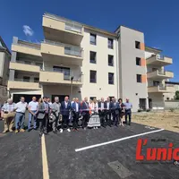Un groupe de personnes devant un immeuble.
