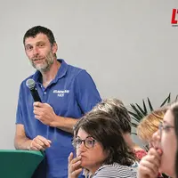 Un monsieur au micro.