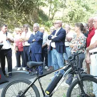 Des élus avec un vélo pour inaugurer un tunnel.