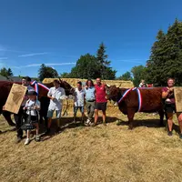 Les champions Miss et Mister et leurs éleveurs, fiers de remporter le 1er prix 2026