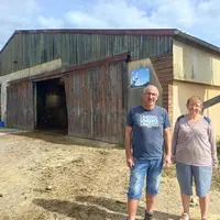 Christine et Daniel devant leur stabulation à logettes.