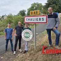 quatre personnes autour d'un panneau de signalisation