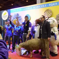 NICOLAS ARPIN (au milieu) a été élu meilleur berger de France et
Bénédicte Poulet (2e à gauche) meilleure bergère de France.