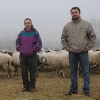Mireille Servier, éleveur de ravas et Gaëtan Grenet, technicien.
