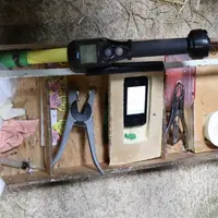 PIVOTE LA PHOTO à 90° GAUCHE  La caisse pour l'identification peut être clipsée sur les barrières dans la bergerie, tout se trouve alors à hauteur d'h