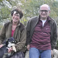 Geneviève et Roger Rouquette ont mis en place un système de production très autonome grâce aux parcours et au séchage en grange. © B. Griffoul