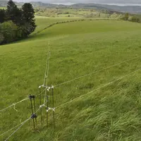 Les pentes  sont partagées dans le sens horizontal parce que les brebis ont tendance à monter et à délaisser le bas et sur-pâturer le haut. Il faut év