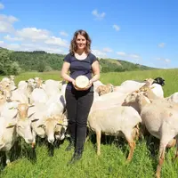 Isabelle Recart fabrique des fromages Ossau-Iraty et profite des appuis techniques et commerciales de l'appellation. © A. Dazet