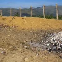 La placette de 250 m2 est clôturée et équipée d’une boîte aux lettres dans laquelle se trouve le cahier de dépôt. © A. Dazet