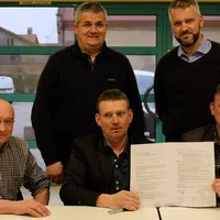 Les présidents signataires de la charte (assis de g. à d.) Stéphane Huchot, Agneau terroir d’Alsace, Hervé Wendling, syndicat ovin du Bas-Rhin, Lauren