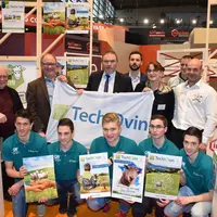 Les organisateurs du salon présentaient les quatre affiches finalistes de l’édition 2017 de Tech-ovin lors du salon de l’agriculture. © D. Hardy