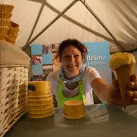 Carine Bossut des glaces Audelines confie ponctuellement la vente au détail de ses glaces fermières à des revendeurs. © A. Dazet