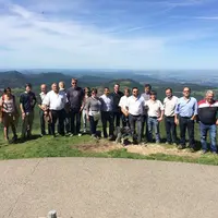 Les participants au sommet du Puy de dôme, face à l'estive des dômes. © F. Tahon