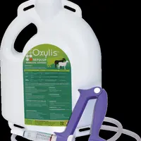 Conditionné en bidon de 2,5 litres, le produit s’applique en pour-on sur la ligne de dos des ovins. © Vétalis