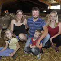 Karine et Fabien Redoulès et trois de leurs quatre enfants (Julie-Pier en formation agricole ovins lait, Magaly, Félix-Antoine, William absent). © B.