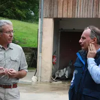 Michel Viguier (à gauche) est passé en agriculture biologique à la demande de Lionel vassel (à droite) de la laiterie Le Petit Basque. © M.-A. Batut