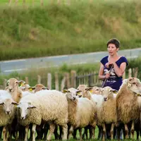 Marion Chomel s'est installée suite à ses études en agronomie. Elle vit sa passion des animaux tous les jours dans les grands espaces du Pays basque.