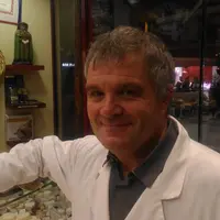 Claude Maret tient la fromagerie familiale en plein de cœur de la capitale. © B. Morel