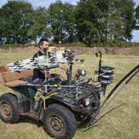 En utilisant un quad, qui peut transporter jusqu'à quatre kits de 300 m, la pose de la clôture est optimisée. © D. Hardy