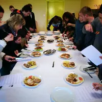 Le jury de dix-huit élèves, épaulé par un boucher chevronné, a dégusté et départagé huit recettes à base d'agneau. Il a particulièrement apprécié les