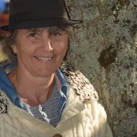 (A mettre avec les photos 5 ou 6 proche du sous papier) Éliane Merias vend, en plus des nappes aiguilletées, des écheveaux de laine (6,20 € les 100 g)