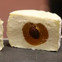 Des fromages aux trois laits, incorporant des fruits entiers ou présentés dans diverses feuilles, la fromagerie italienne Cora se démarque par son ori