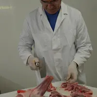 Laurent Ardourel a aménagé son propre atelier de découpe avec du matériel d’occasion, récupéré notamment dans une grande surface. © Ardourel