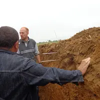 Sébastien Minette, agronome à la chambre régionale d’agriculture de Nouvelle-Aquitaine, démontre comment les cultures dérobées couvrent le sol et le s