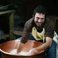 Bettan Hoqui partage avec d'autres fromagers fermiers l'affinage de son ossau-iraty . © A. Dazet