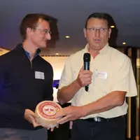 Jean-Michel Barreix, président du syndicat de l’ossau-iraty, a offert un fromage sacrée "meilleur fromage du monde pour l'année 2018" au représentant