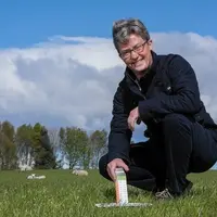La hauteur d’herbe est convertie en rendement à l’aide de cette réglette.  © Scotland’s Rural College