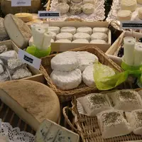 Les participants ont pu découvrir les productions de chacun autour d'un grand buffet fromager. © B. Morel