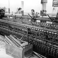 La filature de Chantemerle serpente entre tradition et modernité : la fabrique est porteuse d'une histoire de plusieurs siècles et les machines ont ét