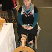 KATE SHERRATT, responsable produits chez Ashford, fait une démonstration de leur rouet le plus vendu dans le monde. © B. Morel