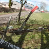 En actionnant la manette, le treuil tend le fil de clôture. © F. d'Alteroche