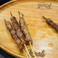 Rapides à cuire et à déguster, les Arrosticini italiens ont connu un grand succès auprès des restaurateurs. © D. Hardy